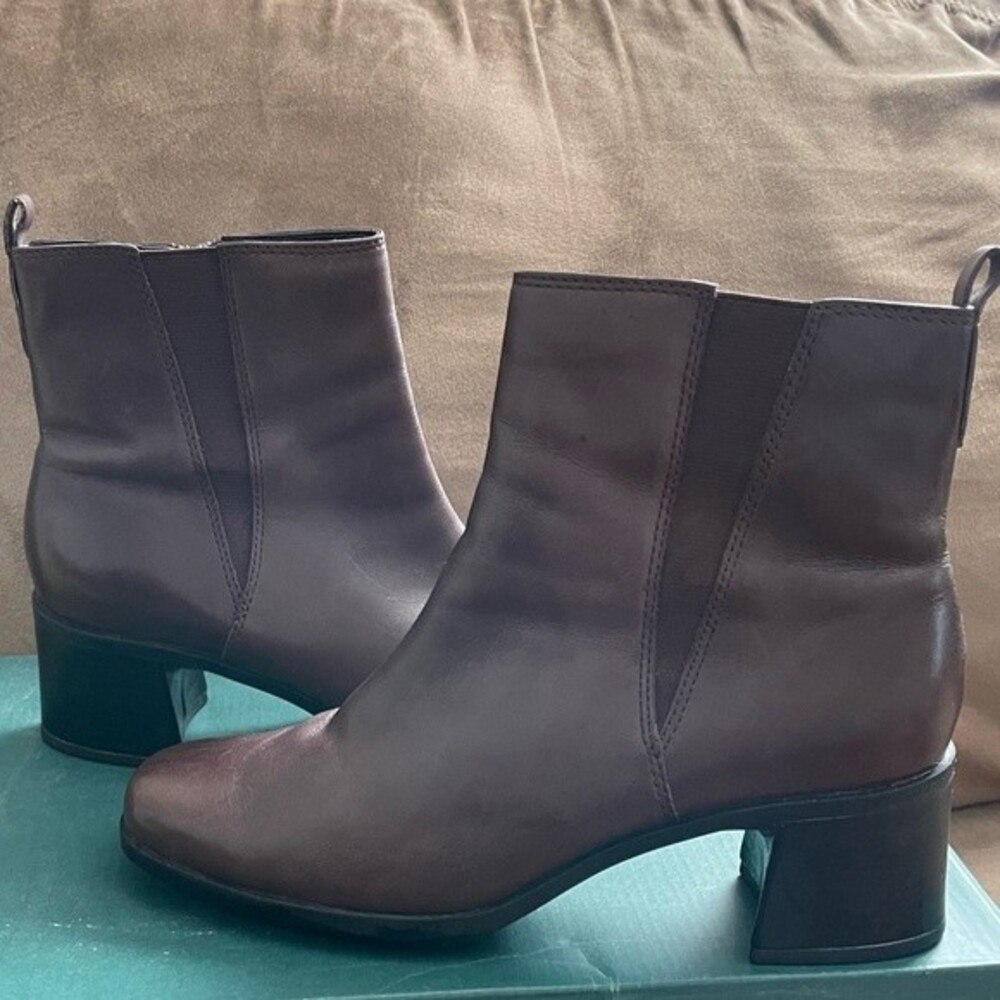 Clarks Fairbanks Leather 2" Heel Ankle Boots Women Size 8 M